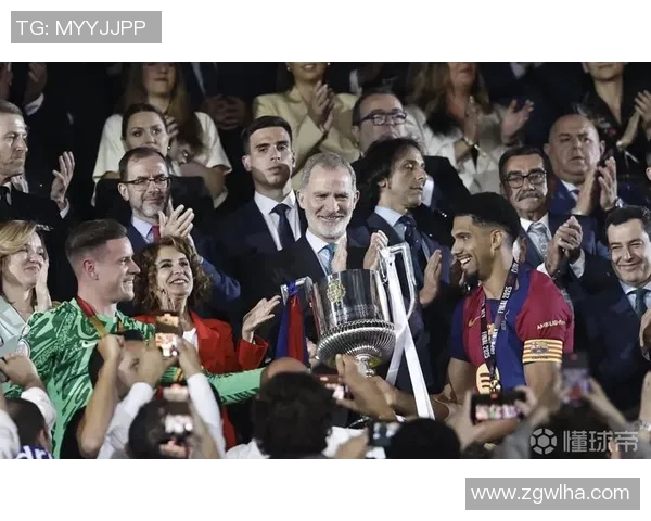 西班牙人队内风波:主教练与球员现场争吵引发球迷强烈反响 西班牙人队内风波:主教练与球员现场争吵引发球迷强烈反响